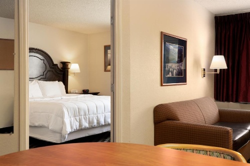 MCM Elegante Suites image 15