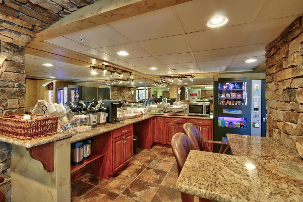 MCM Elegante Suites
