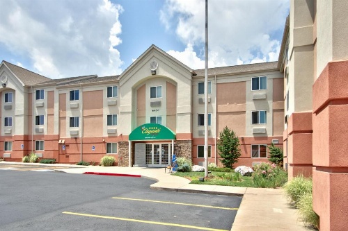 MCM Elegante Suites image 8